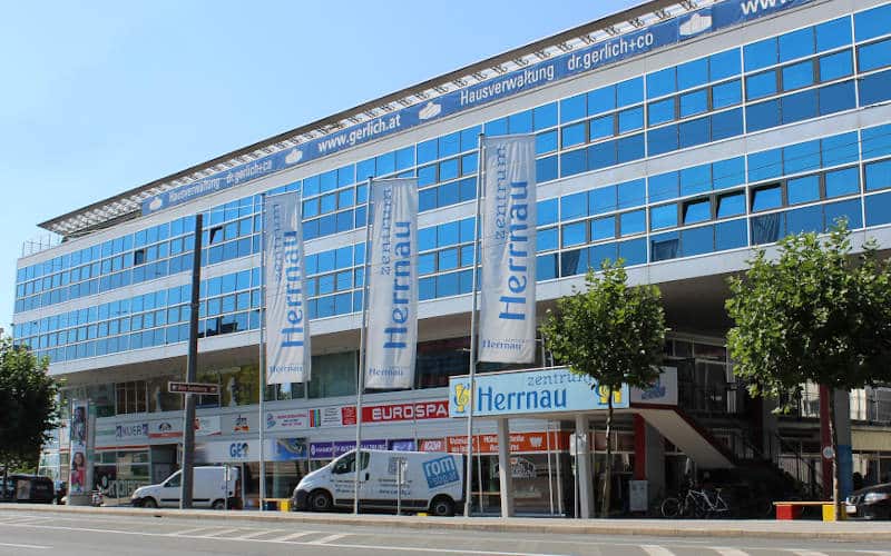 Fahnen und Aussenwerbung Zentrum Herrnau von Werbenetzwerk